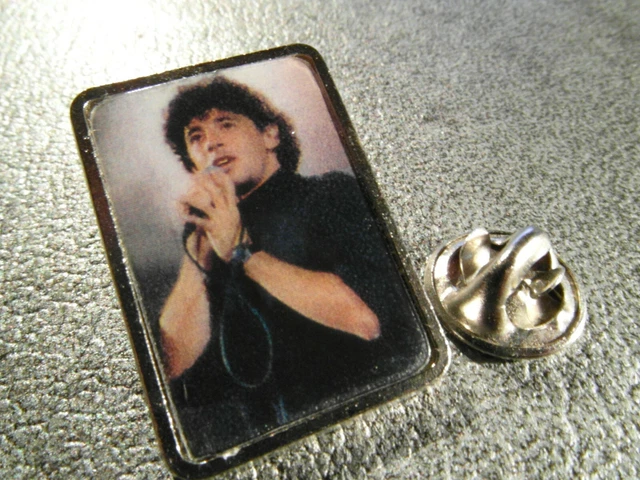 PIN'S MUSIQUE CHANTEUR renaud double moule fond rose foncé EUR 9,80 - FR
