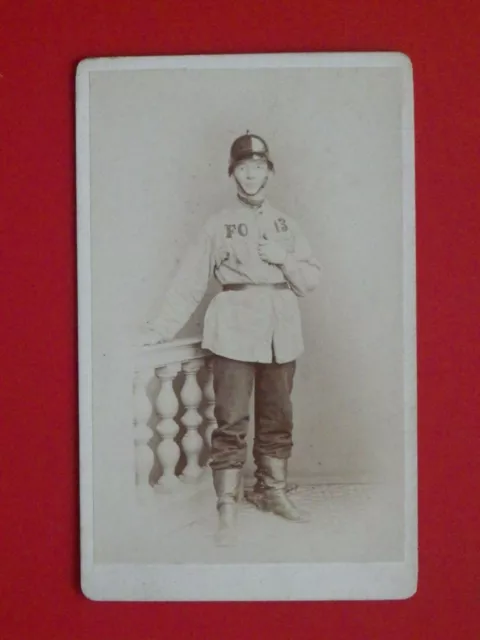 CDV Foto Porträt FEUERWEHR Mann mit Helm FO 13 Zittau um 1870 ( F 17914
