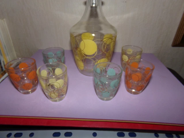 Ancienne petite bouteille ou carafe  à liqueur ancienne avec son bouchon verre