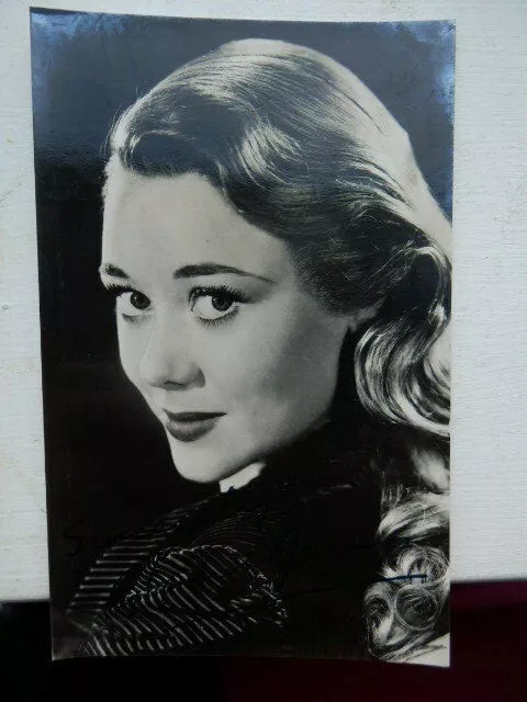 Glynis  Johns  - British  Actress -    Pre-Print  Autographed  Photo