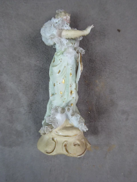 ELEGANTE en biscuit polychrome. Ancien. 4