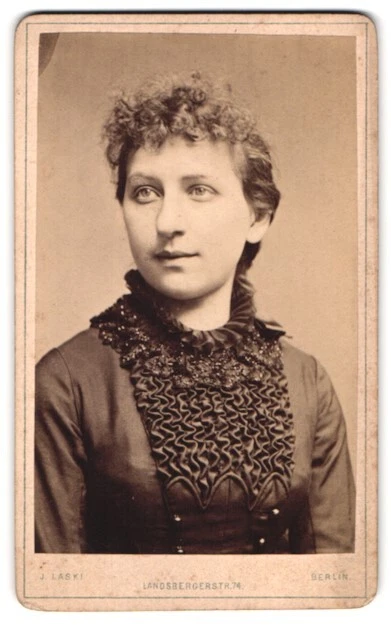 Fotografie J. Laski, Berlin, Landsberger Strasse 74, Portrait junge Dame im bes
