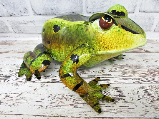 Rustic Style Realistic Painted Metal Frog Toad Statue Home Farm Garden Lodge