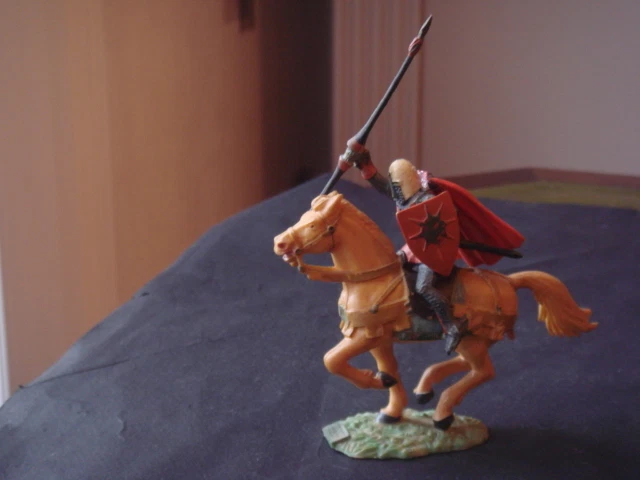 FIGURINE STARLUX MOYEN Age Cheval Marron Pelouse Cavalier Argent Cape