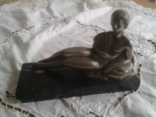 STATUETTE DE FEMME ALLONGée, sur socle marbre, Métal patine Argent, ART-DECO