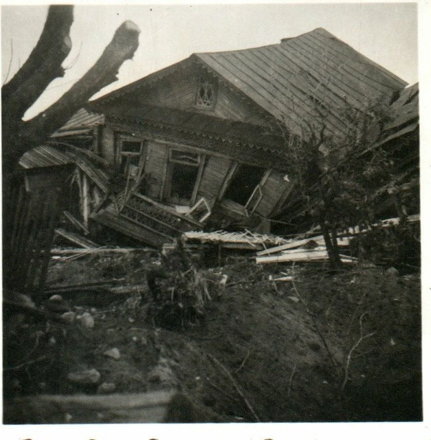 FOTO, 3./PZ.PI.BTTL.19, OSTFRONT: Zerstörtes Russisches Bauernhaus (MB ...