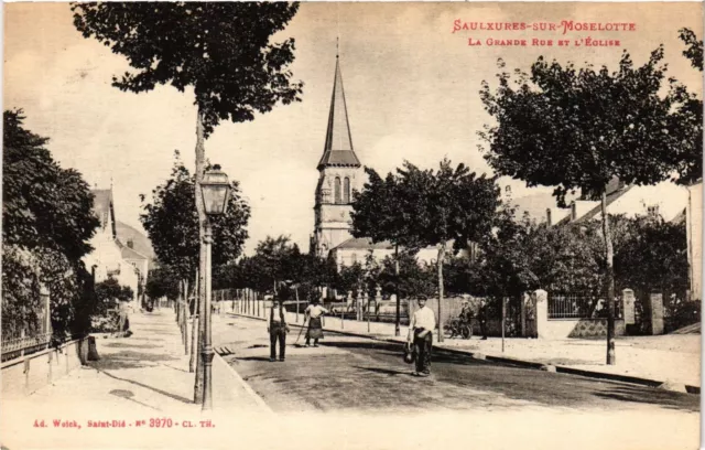 CPA SAULXURES-sur-MOSELOTTE - La Grande Rue et l'Église (279150)