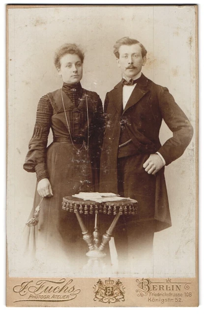 Fotografie J. Fuchs, Berlin, Friedrichstraße 108, Junges Ehepaar in Sonntagskle
