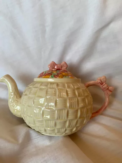 Shorter & Son Hand Painted Staffordshire Basket Weave Strawberry Lid 1 cupTeapot