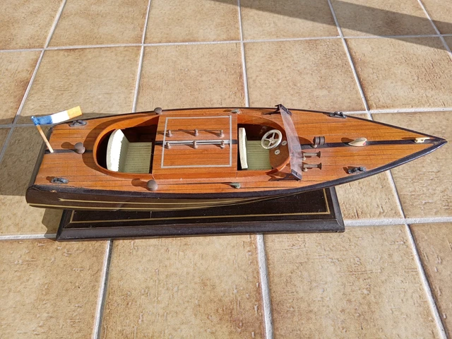 Maquette Bateau De Bassin Motorisé, Type Riva, Coque Bois, Quille Plombée (occasion)