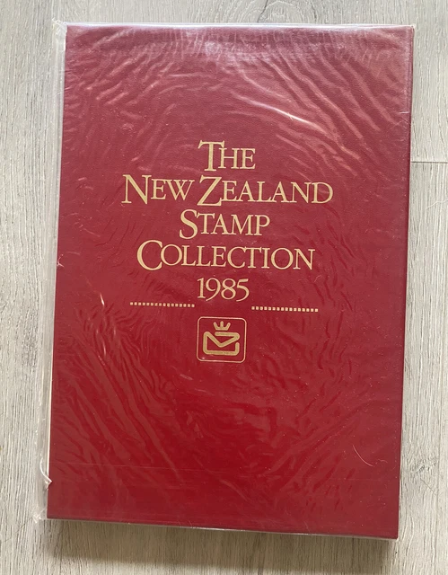 1985 The New Zealand Annual Stamp Collection Year Book - Mint Never Hinged Stamp