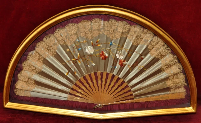 Abanico Con Varillaje En Madera Calada Y Pais Con Decoraciones Bordadas