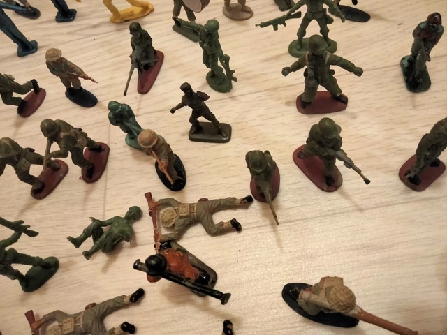 Soldats Miniatures En Plastique Et Canoë En Bois – Jouet Vintage – Indiens