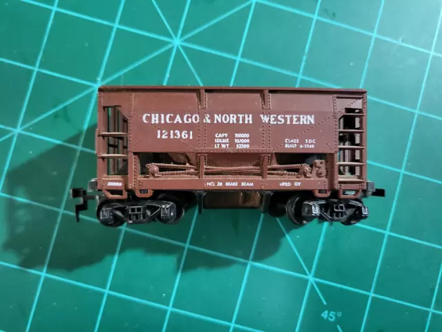 AHM Chicago North Western CNW 121361 Ore Car ready to run - HO