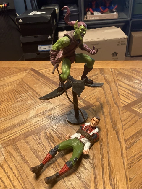 Diamond Select Toys Marvel Classic Green Goblin vs. Spider Man Action Figure