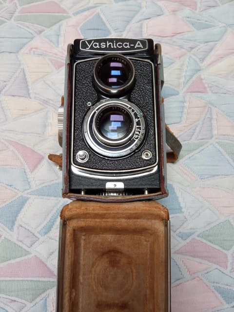 Macchina fotografica biottica a pellicola Yascica A made in Japan