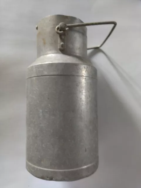 Ancien petit pot à lait en aluminium "Le Trèfle" - XXe