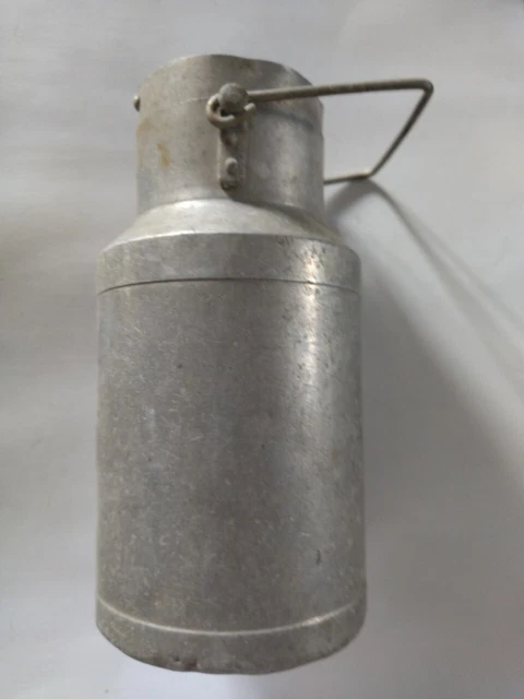 Ancien petit pot à lait en aluminium "Le Trèfle" - XXe