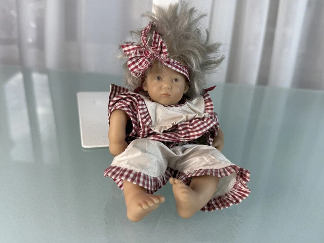 POUPÉE D'ARTISTE SABINE Esche poupée en vinyle 61 cm. en parfait état