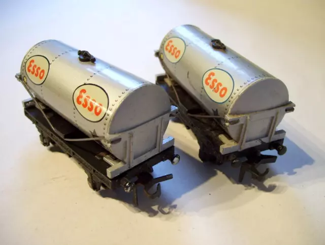 HORNBY DUBLO 2 RAIL 2x ESSO OIL TANK TANKER WAGONS TRUCKS OO GAUGE 00