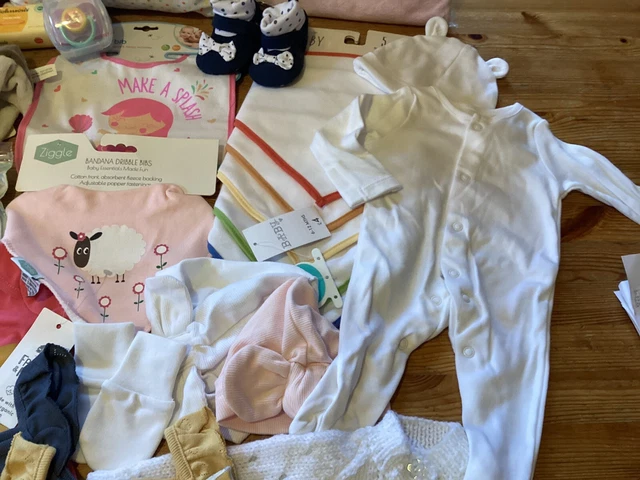 Grande pacchetto di tutti gli articoli nuovi con etichette bambina 20+ articoli neonato 0-3 mesi vestiti, giocattolo 4