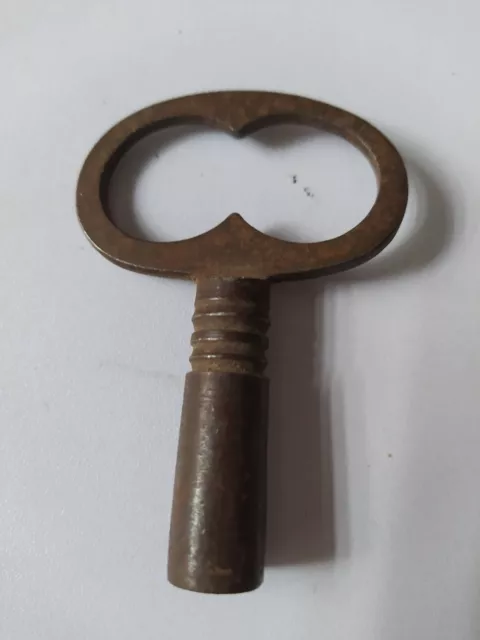 Ancienne clé carrée env. 7 mm pour armoire électrique 2