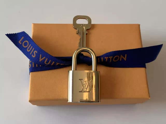 LOUIS VUITTON Mat Lock and Key Set #667 Black 328001