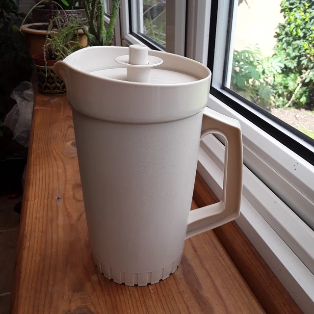 VINTAGE TUPPERWARE BEIGE Pitcher Jug with Vacuum Seal Lid £3.99