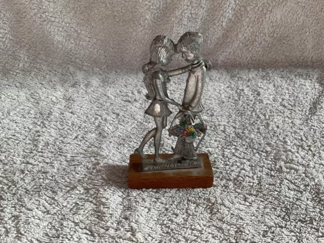 petite statuette couple amoureux en étain sur socle en bois