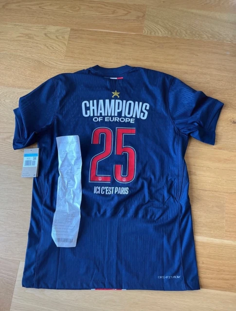 Nouveaux maillots du PSG pour la saison 2011-2012 |  - Le