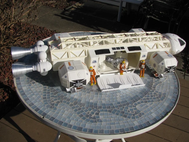 Mattel SPACE 1999 EAGLE 1 SPACE SHIP Whitened Body Custom Figures #210 Complete