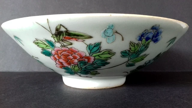 Bol au grillon en porcelaine céladon de Chine, peint à la main, signature.