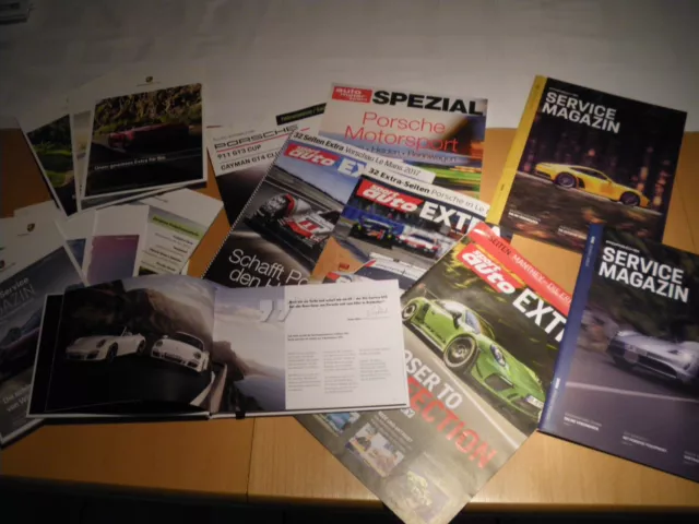 Konvolut div. Porsche Prospekte Magazine 911, Cayman + Carrera GTS Hardcover