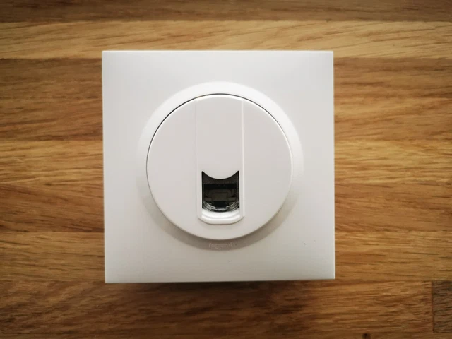 Prise RJ45 catégorie 6A STP dooxie finition blanc LEGRAND 600374
