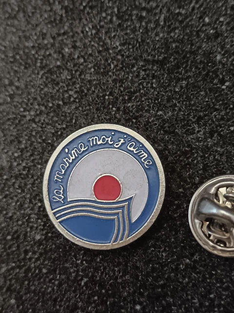 Pin's Pins lapel pin enamel REPONSE A TOUT DAUPHIN EGF Signé