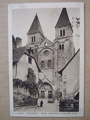 CPA CONQUES (12) FACADE ET PORTAIL DE L'EGLISE (XIe siècle). AVEYRON.