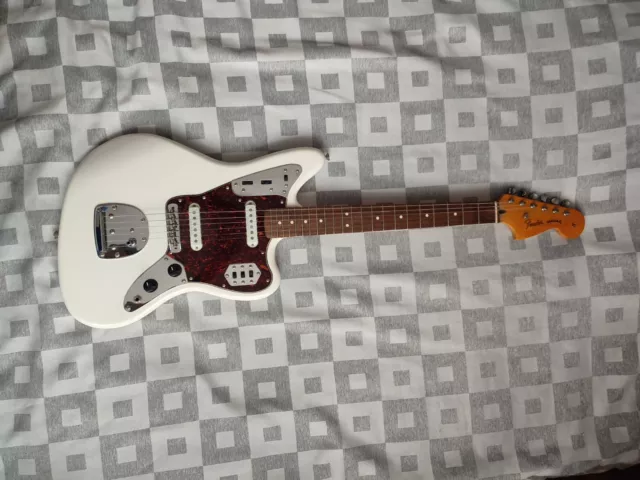 Fender Squier Jaguar E-Gitarre Classic Vibe 60s olympic white