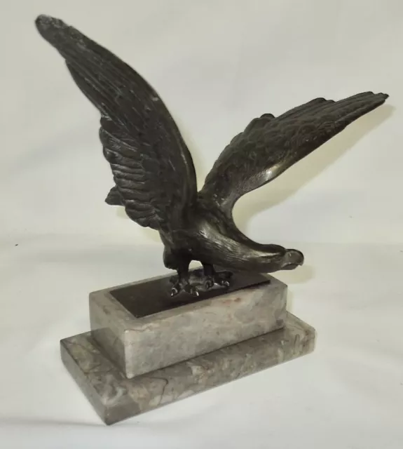 Vintage Skulptur auffliegender Adler auf Marmorsockel Gußmodell bronziert -214-