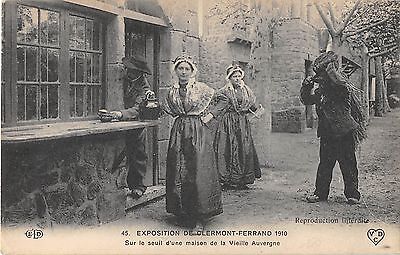 Cpa 63 Exposition De Clermont Ferrand 1910 Sur Le Seuil D'une Maison Auvergne