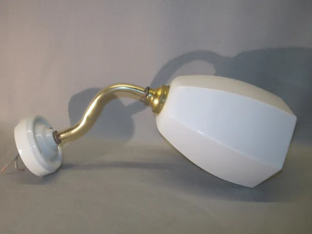 Art Déco - Wandlampe aus Porzellan, Messing und Milchglas um 1920