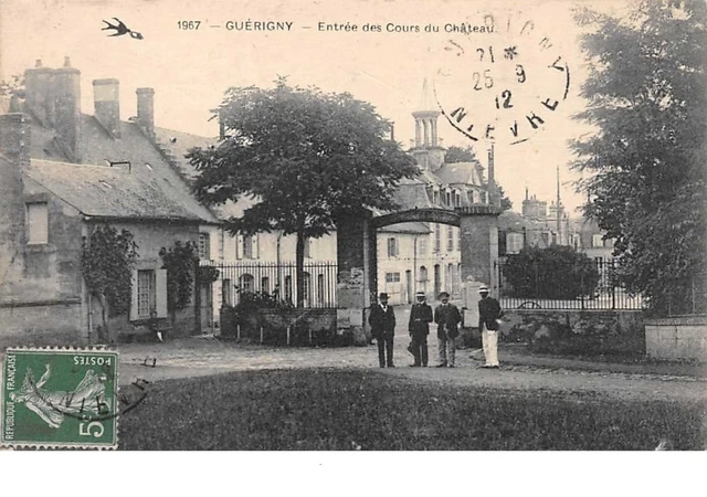 58  .  n° 201369   .    GUERIGNY   .    ENTREE DES COURS DU CHATEAU