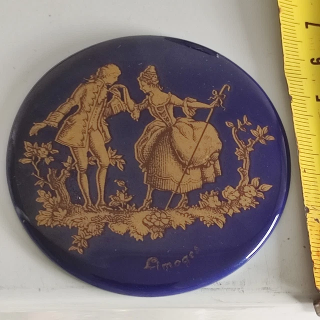 Broche Médaillon En Porcelaine De Limoges - Scène Romantique Sur Laiton Doré - Occasion