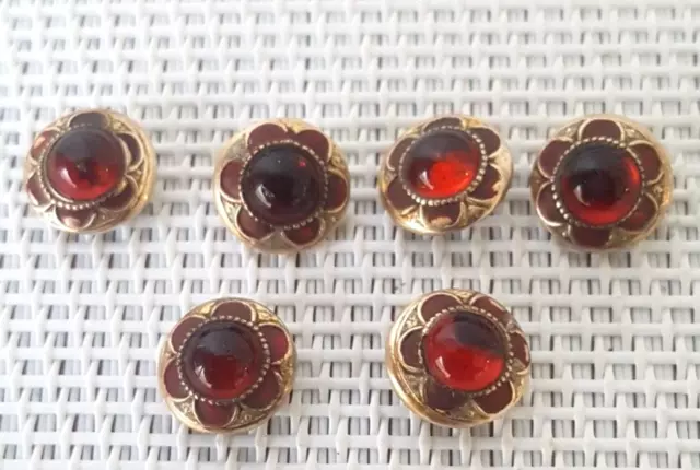 6 petits boutons anciens en métal doré avec cabochons en verre rouge. Bon état