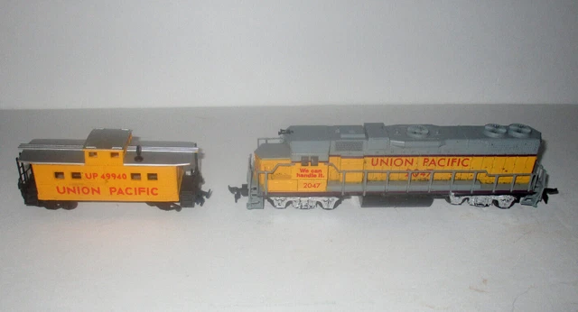 Vtg LIFE LIKE HO UNION PACIFIC #2047 DIESEL ENGINE LOCOMOTIVE & UP 49940 CABOOSE 2