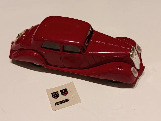 La Panhard Dynamic 1937 rouge en miniature par Eligor au 1/43e La Panhard Dynamic 1937 rouge en miniature par Eligor au 1/43e