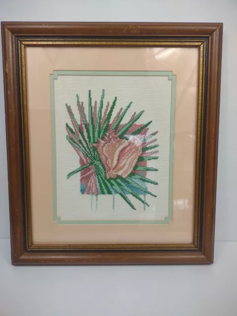 Imagen de colección con punta de aguja punto de cruz cáscara de mar enmarcada acabado rosa verde