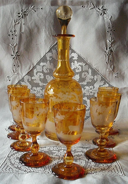 Ancien service carafe et 8 verres en cristal de bohème à fond jaune gravés