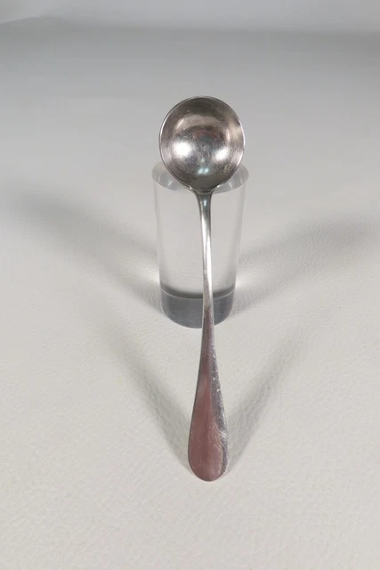 Lot 73 CUILLERE à ragout en argent massif modéle uniplat, poinçons aux Fermiers généraux, poinçon de charge