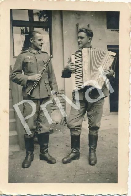 Foto WKII Panzerjäger-Abteilung 525 Soldaten Uniform musizieren F1.30