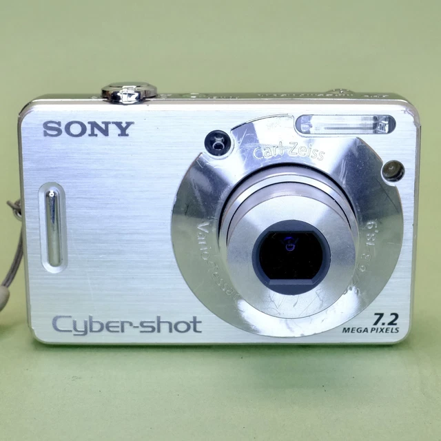 Sony Cybershot DSC-W70 7,2 megapixel fotocamera digitale compatta argento testata con caricabatterie